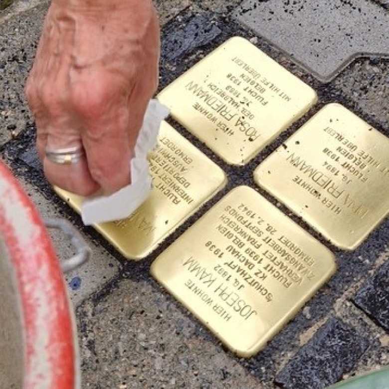 stolpersteine_memorial_cleaning