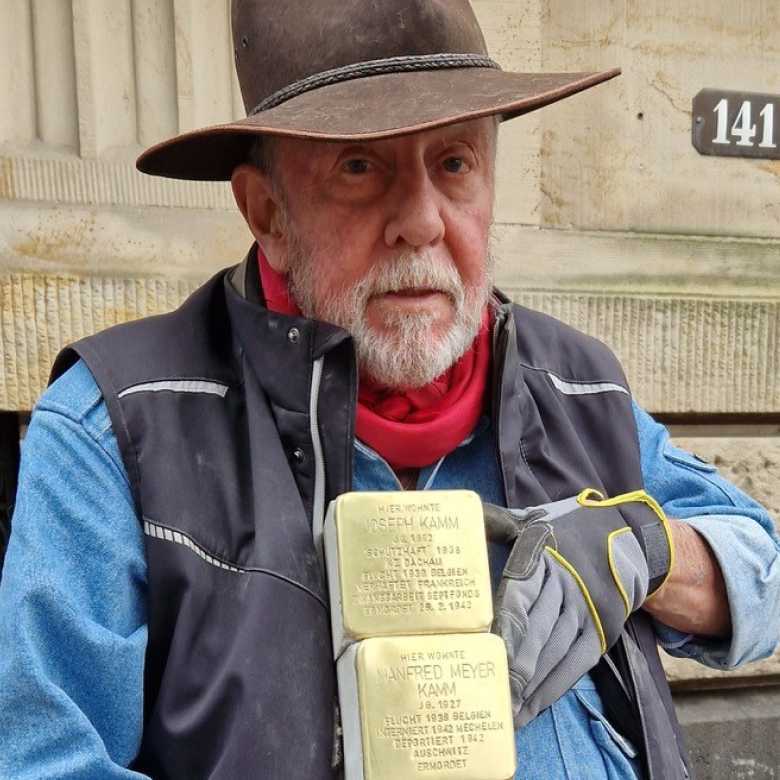 volunteer_holding_stolpersteine